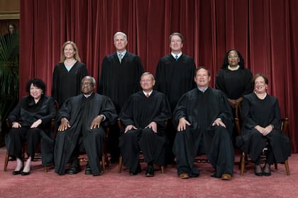 La Corte Suprema de Estados Unidos está estructurada por un Chief Justice y ocho Associate Justices