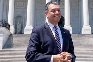 Alex Padilla, el senador latino de California que impulsa un límite para los jueces de la Corte Suprema