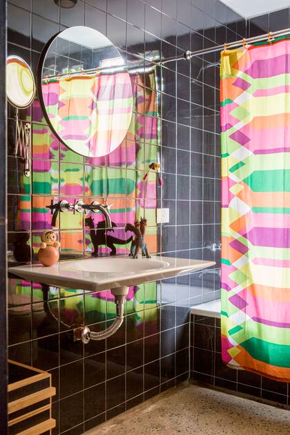 La cortina del baño ( (Ikea) rompe con la sobriedad de los materiales.