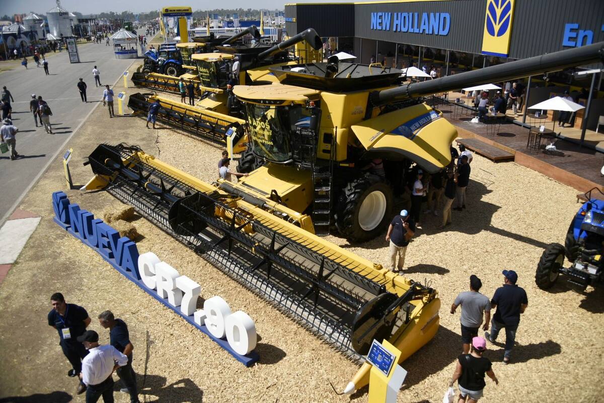La cosechadora la CR 7.90 Intellisense de New Holland