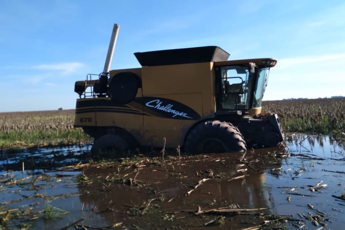 La cosechadora lleva más de diez días encajada en el campo