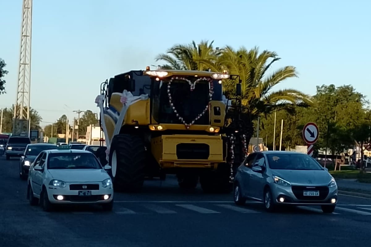 La cosechadora que usaron los novios Walter Berter y Mariana Coria
