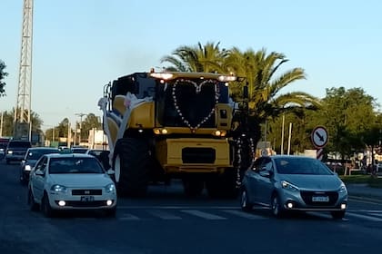 La cosechadora que usaron los novios Walter Berter y Mariana Coria
