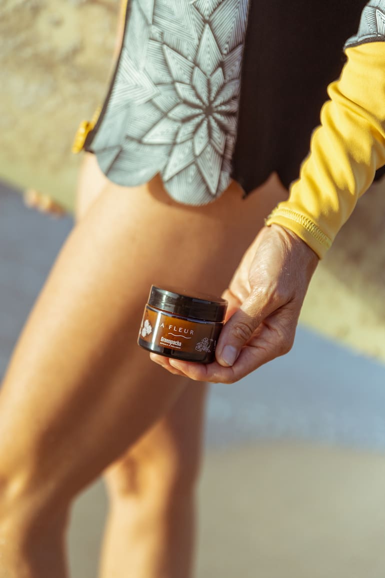 La cosmética sustentable recurre a los productos más frescos y naturales al alcance, como las rosas de un jardín en Chapadmalal.
