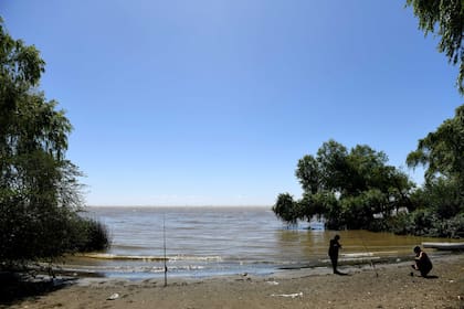 La costa de Berisso es uno de los puntos donde se vierten residuos cloacales tras un tratamiento insuficiente