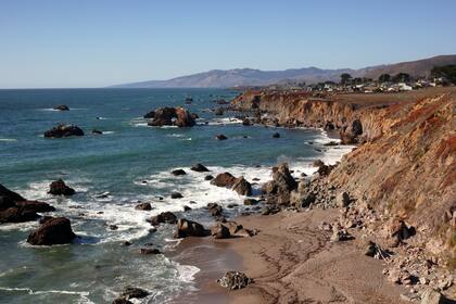 La costa de California podría enfrentar condiciones desafiantes con el clima del próximo invierno