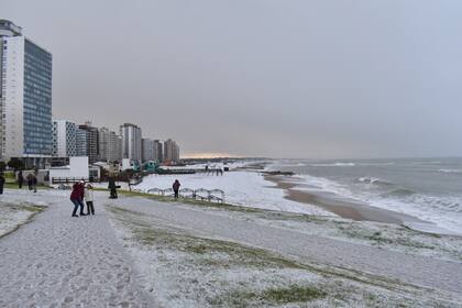 La costa de Miramar se llenó de nieve por las bajas temperaturas y los vecinos salieron a disfrutar del fenómeno