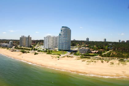 La costa de Punta del Este se llena de modernos edificios que redefinen el lujo y el confort, atrayendo a compradores de todo el mundo con sus vistas privilegiadas y exclusivas amenidades