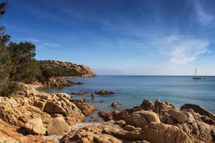 La costa noreste de la isla esconde pequeñas calas para darse un baño privado en el Mediterráneo.