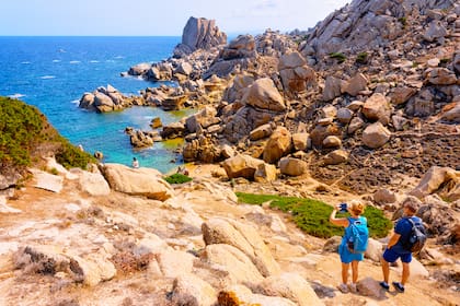 La costa rocosa de Capo Testa en Santa Teresa Gallura, en el Mar Mediterráneo en la isla de Cerdeña, en verano, Italia