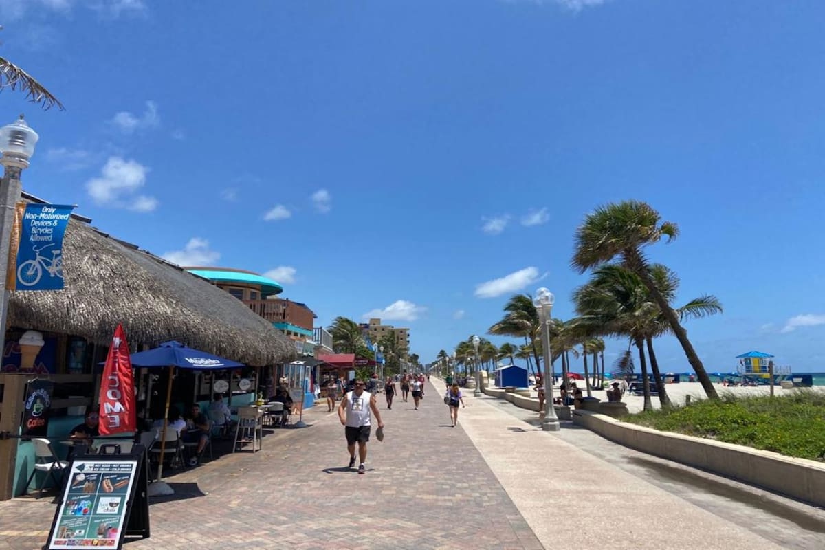 La costanera de Hollywood Beach retoman la normalidad, con restaurantes y playas abiertas