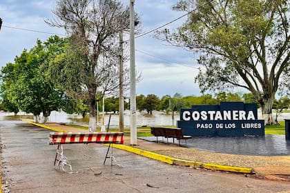 La costanera de Paso de los Libres permaneció parcialmente anegada durante la semana por la crecida del río Uruguay mientras continuaban las evacuaciones en distintos sectores de la ciudad