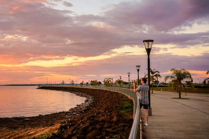 La costanera de Posadas es uno de las atracciones de la ciudad, frente a las costas de Encarnación, en Paraguay