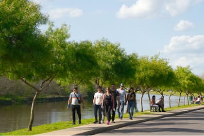 La costanera es un lugar ideal para pasear durante el fin de semana (Foto: Turismo General Belgrano)