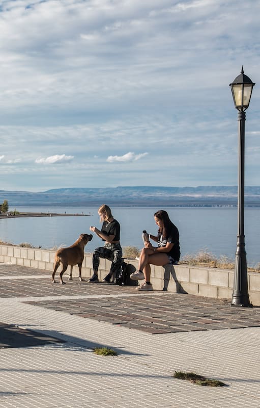 La costanera sobre el lago Buenos Aires convoca a pobladores y turistas.