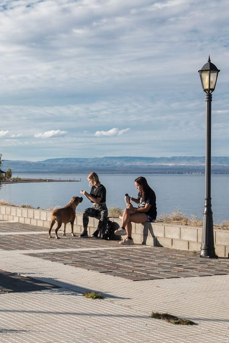 La costanera sobre el lago Buenos Aires convoca a pobladores y turistas.