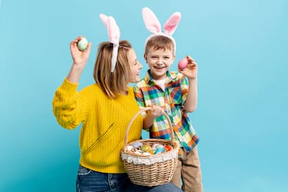 La costumbre de pintar huevos de Pascua aparece en esta imagen alusiva a la fiesta