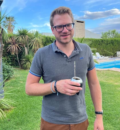 La costumbre del mate primero le pareció extraña; hoy, Arnaud, lo toma cada día.