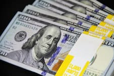 El dólar volvió a subir y el riesgo país cayó al borde de los 500 puntos