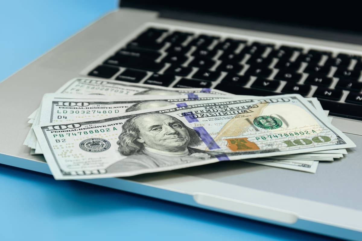 La cotización del dólar oficial y el blue este jueves 1° de enero