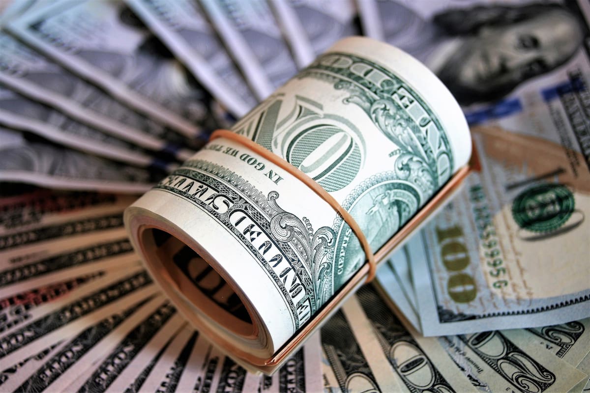 La cotización del dólar oficial y el blue este domingo 14 de abril