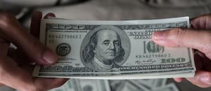¿A cuánto cotiza el dólar oficial y el blue hoy?