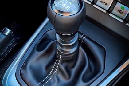 La coupé mantiene su caja manual de seis velocidades