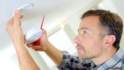 La CPSC aconseja reemplazar las baterías de la alarma de humo una vez al año (Archivo)