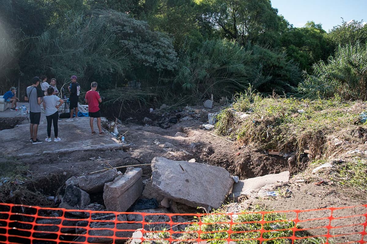La crecida del agua en Paraná destruyó una vivienda familiar y se llevó a las víctimas.