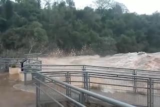 La furia del agua derribó algunos tramos de las pasarelas en las Cataratas