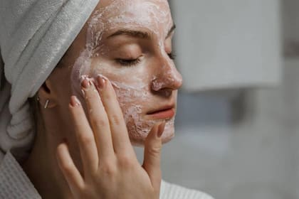 La crema se deberá aplicar suavemente sobre las arrugas o pliegues de la piel
