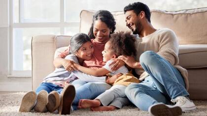 La crianza de bebés humanos con cerebros grandes y de desarrollo lento hizo de la monogamia la opción más viable para los humanos.