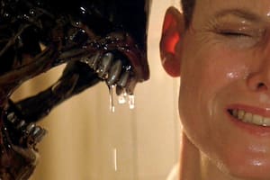La criatura diseñada por el suizo H.R.Giger y Sigourney Weaver, en la escena más recordada del film