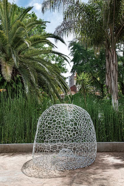 La Crisálida es una escultura soldada en hierro, galvanizada y esmaltada, que invita a treparse o a entrar en ella