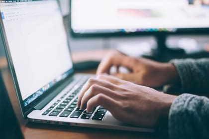 La crisis del servicio postal en EE.UU. inició y creció cuando las personas y empresas optaron por la comunicación digital (Unsplash/Glenn Carstens-Peters)
