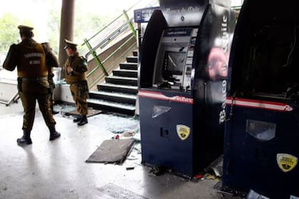 El anuncio del alza de los precios del metro se unió al incremento de otros costos. En la foto, dos cajeros destrozados en una estación de metro