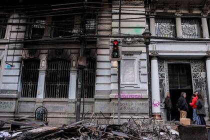 Los edificios de varias ciudades amanecieron el domingo con graves daños