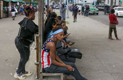 La crisis energética, evidenciada por los recientes apagones masivos, aumenta la incertidumbre y la demanda de dólares como refugio ante la inestabilidad económica