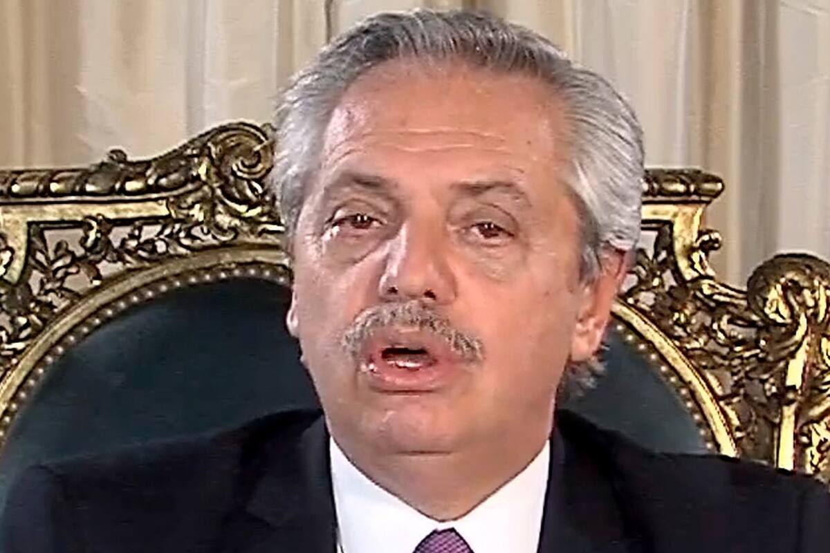 La crisis generada por el avance del coronavirus provocó una concentración de poder en el Presidente, que centralizó las decisiones frente a la retracción de los poderes Legislativo y Judicial, advierten los especialistas