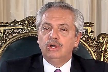 La crisis generada por el avance del coronavirus provocó una concentración de poder en el Presidente, que centralizó las decisiones frente a la retracción de los poderes Legislativo y Judicial, advierten los especialistas