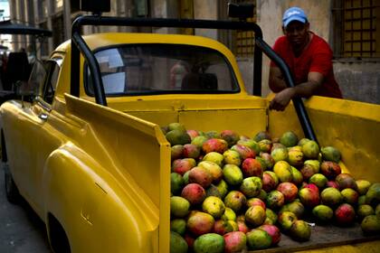 La crisis venezolana y la presión de Estados Unidos asfixian a la economía de la isla