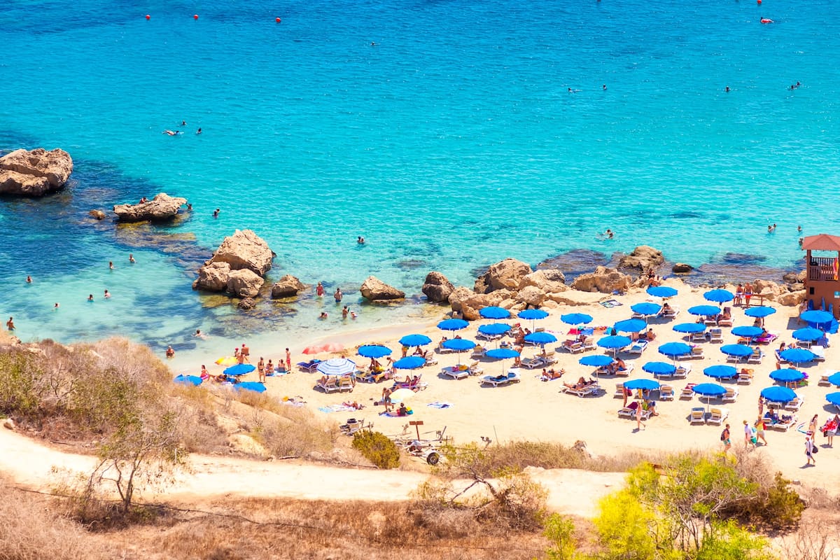 La cristalina playa de Konnos Bay Beach en Ayia Napa, distrito de Famagusta en Chipre