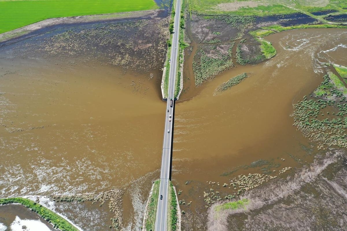 “La crítica situación hídrica que atraviesa nuestra región se ve agravada además por el atraso que sufrió la ejecución de las obras de ampliación y ensanchamiento del río Salado debido al tiempo en que dichos trabajos permanecieron paralizados”, indicaron