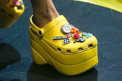La Crocs en la pasarela de Balenciaga, una parodia del mundo fashion