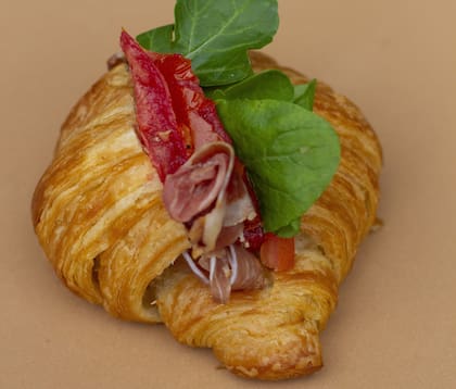 La croissant de crudo, rúcula y queso brie de Dolce