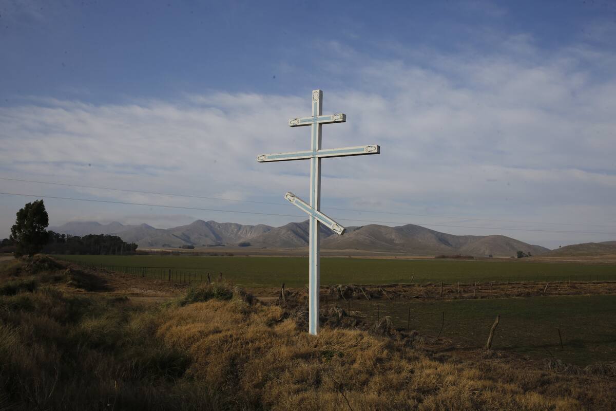 La cruz con tres travesaños, única referencia junto al camino