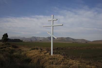La cruz con tres travesaños, única referencia junto al camino