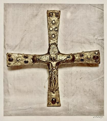 La Cruz de Alfonso III fue donada a la Catedral de Santiago en el año 874 y desapareció en mayo de 1906; esta imagen es uno de los registros históricos más importantes de la pieza