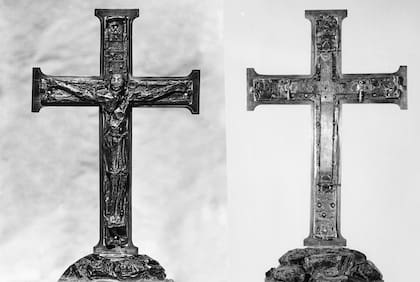 La Cruz de Alfonso III permaneció durante siglos en la Catedral de Santiago hasta su desaparición en mayo de 1906, uno de los grandes misterios del patrimonio gallego