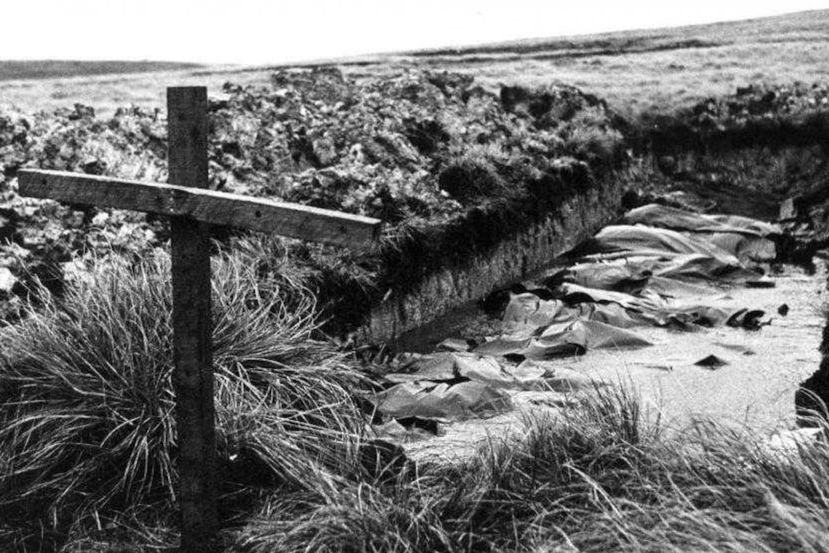 La cruz de madera y la fosa común